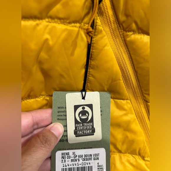 REI Men’s XL 650 Down Puffer Vest 2.0 Desert Sun Yellow NWT Puff - Picture 4 of 7